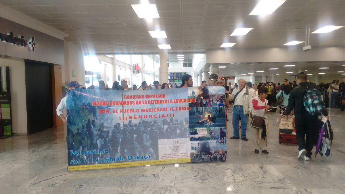 Maestros protestan en el aeropuerto de Guadalajara