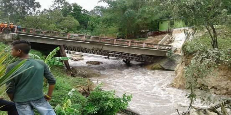 Earl deja casi 500 afectados y puente colapsado en Guatemala