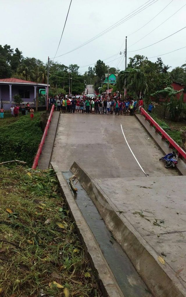 Earl deja casi 500 afectados y puente colapsado en Guatemala - puente-Melchor-de-Mencos-3-640x1024