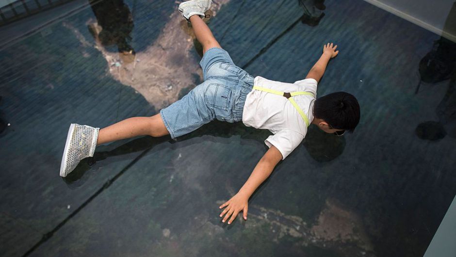 China inaugura el puente de cristal más largo y alto del mundo - puente-china-3