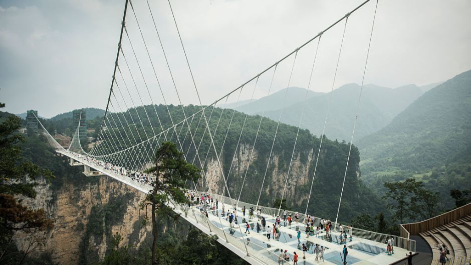 China inaugura el puente de cristal más largo y alto del mundo - puente-china-4
