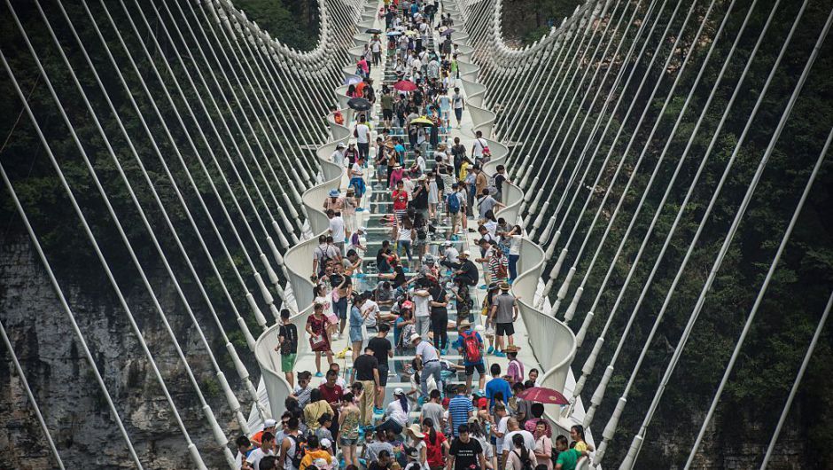 China inaugura el puente de cristal más largo y alto del mundo - puente-china-5