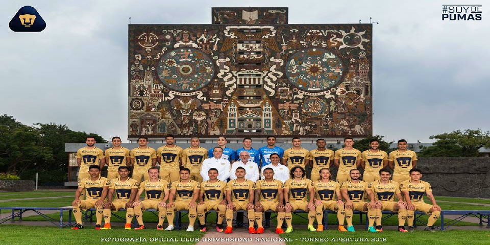 Pumas posan en la Biblioteca Central de la UNAM para foto oficial del Apertura 2016