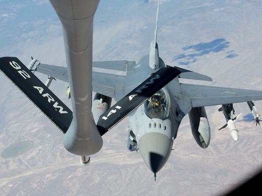 Así abastecen de combustible a un avión en el aire