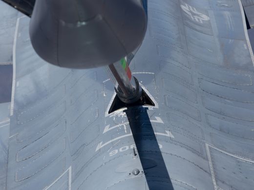 Así abastecen de combustible a un avión en el aire - refuel-2