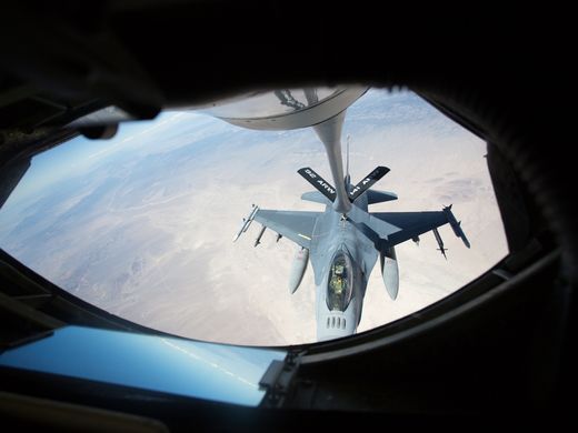 Así abastecen de combustible a un avión en el aire - refuel-4