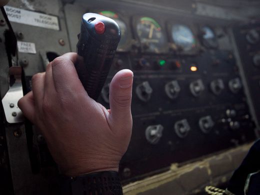 Así abastecen de combustible a un avión en el aire - refuel-6
