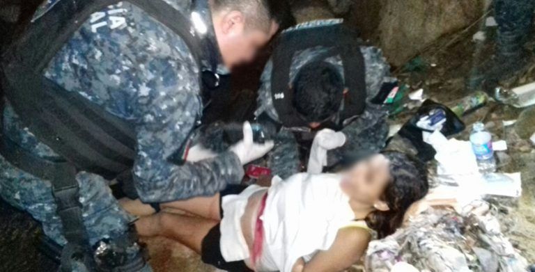 Arrojan secuestradores a embarazada a un barranco; es rescatada con vida