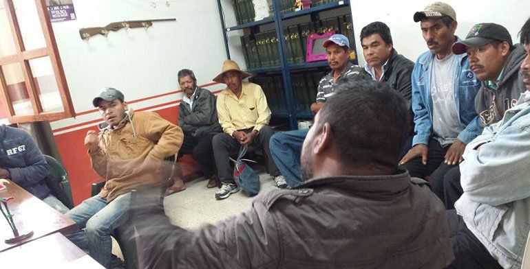 Detienen a sujeto que envenenó a 14 perros en Hidalgo - retienen-a-vecino-por-matar-a-14-perros