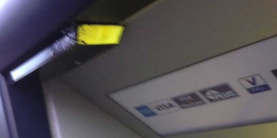 Alertan por robo en cajeros usando iPods