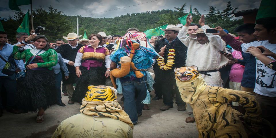 Rosario Robles y Manuel Velasco entregan viviendas en Chiapas 