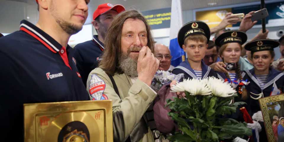 Sacerdote ruso da la vuelta al mundo en globo en 11 días