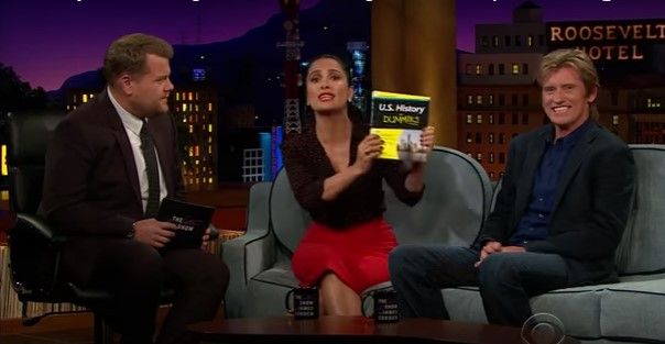 En burla, Salma Hayek concuerda con Trump en un punto de su libro