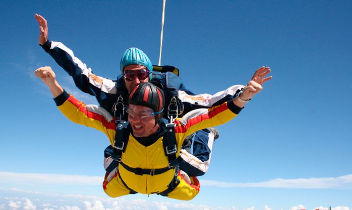 Mueren dos paracaidistas en un salto conjunto - salto-tandem