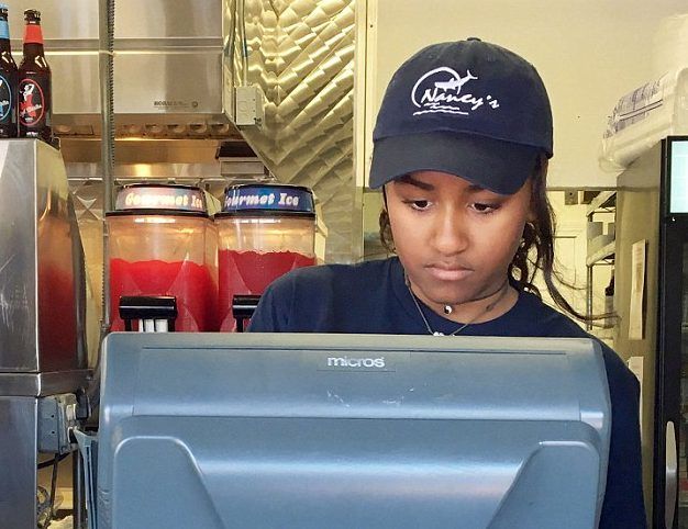 La hija de Obama se encarga de la caja registradora en restaurante