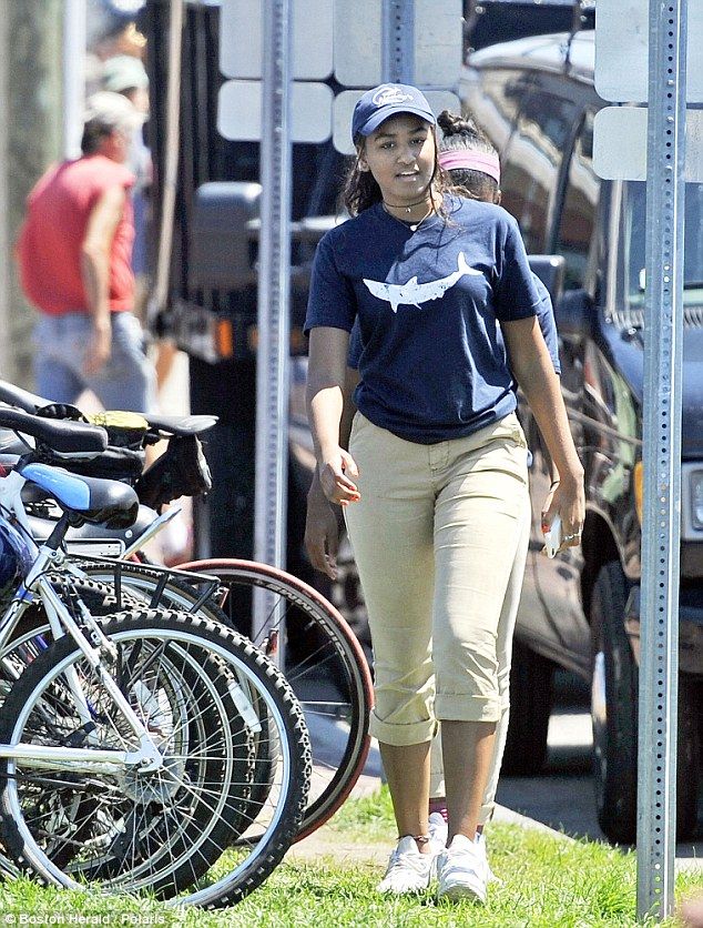 La hija de Obama se encarga de la caja registradora en restaurante - sasha2bostonherald