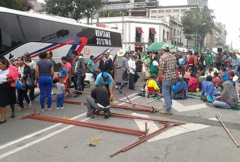 Campesinos se instalan en la SEGOB