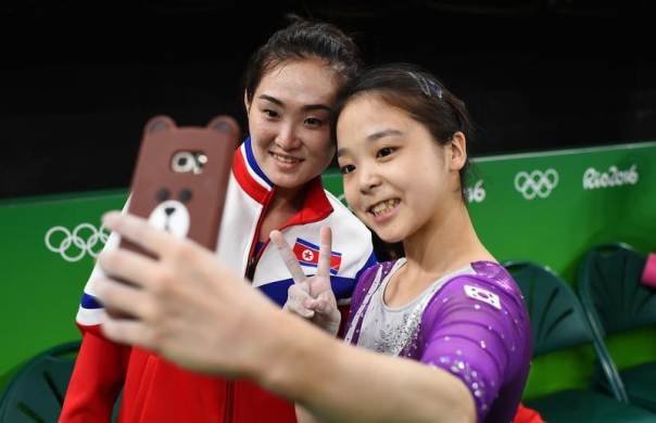 Gimnastas de Corea del Norte y Sur se toman selfie en Río - selfie-corea-del-sur-norte