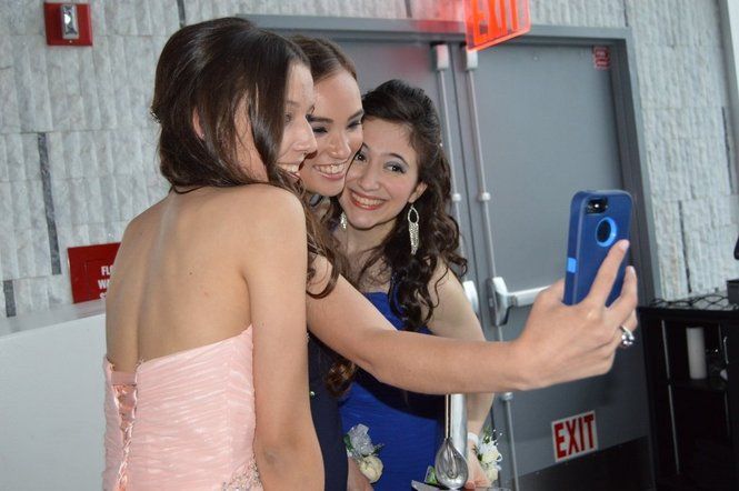 Vinculan a selfies con epidemia de piojos en Holanda - selfies