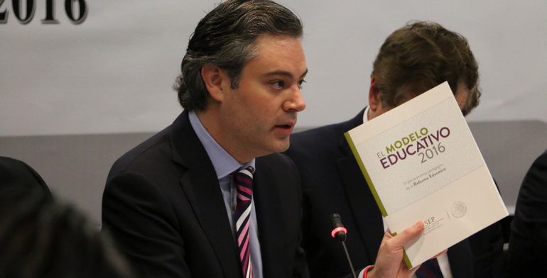 Darán de baja a 650 docentes faltistas en Chiapas y Michoacán