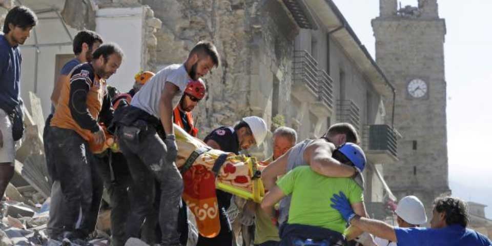 Rescatan a niña de entre los escombros por terremoto en Italia