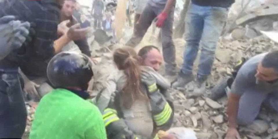 Video: dramático rescate de niña tras sismo en Italia