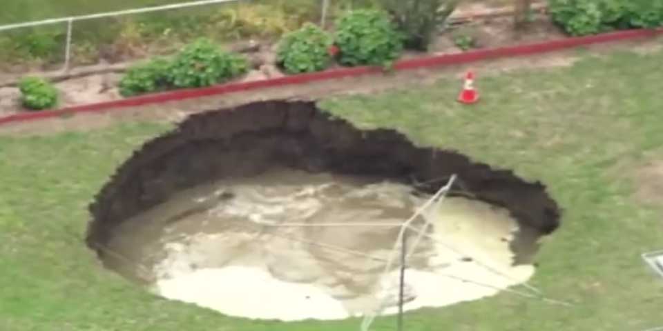 Video: se forma gigantesco socavón en jardín de Australia