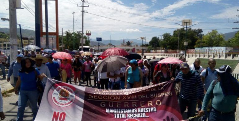 Maestros bloquean la Autopista del Sol - sol-770x392