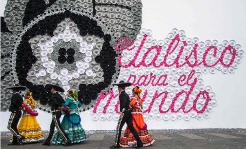Guadalajara logra Récord Guinness por mosaico de sombreros charros