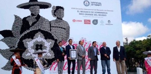 Guadalajara logra Récord Guinness por mosaico de sombreros charros - sombreros