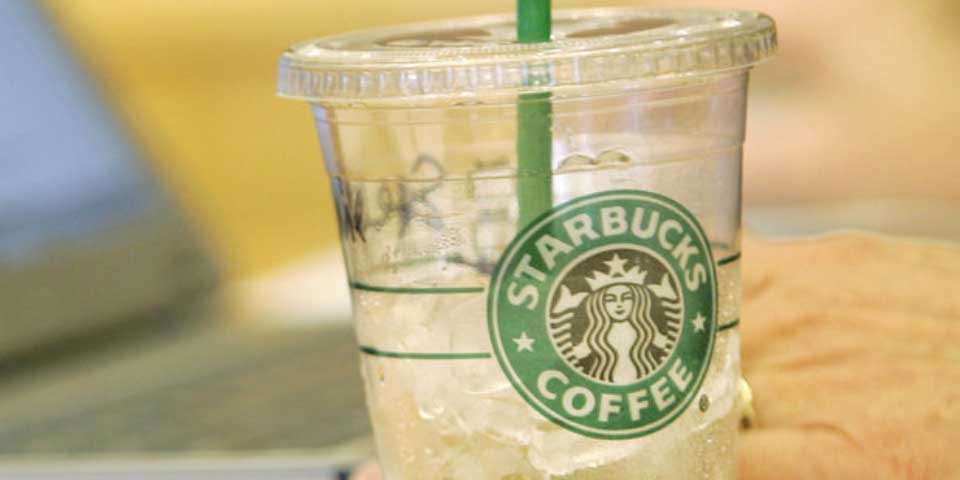 Encuentran bacterias fecales en bebidas frías de Starbucks en Reino Unido