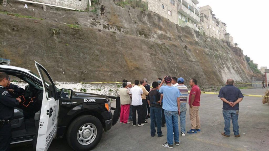 Desalojan a 25 personas en Naucalpan por posible derrumbe - talud-5-1024x576