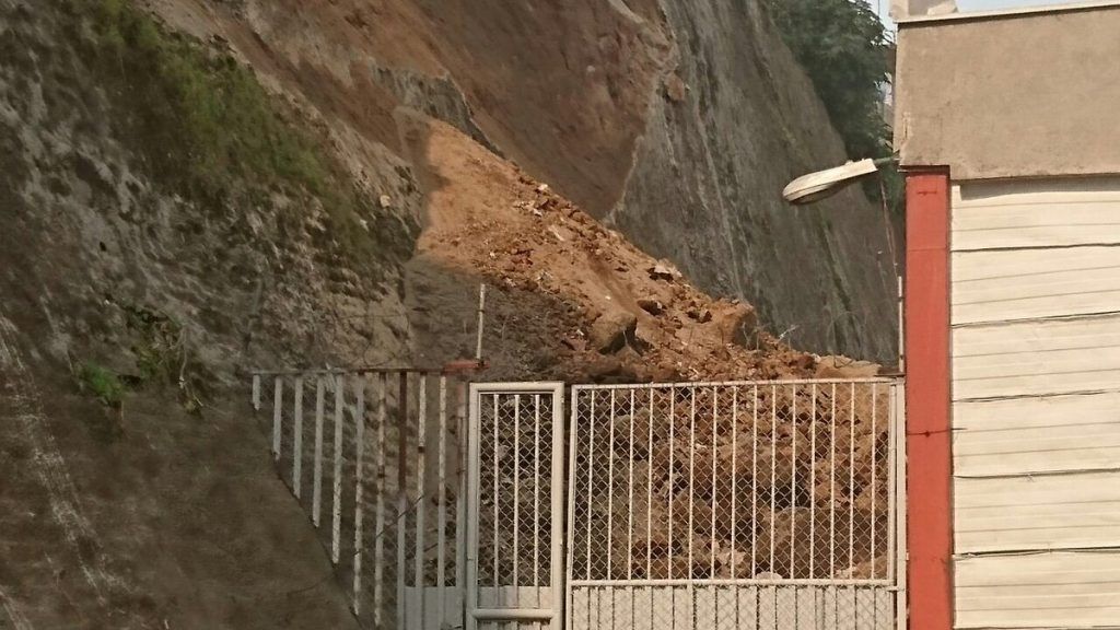 Desalojan a 25 personas en Naucalpan por posible derrumbe - talud-6-1024x576