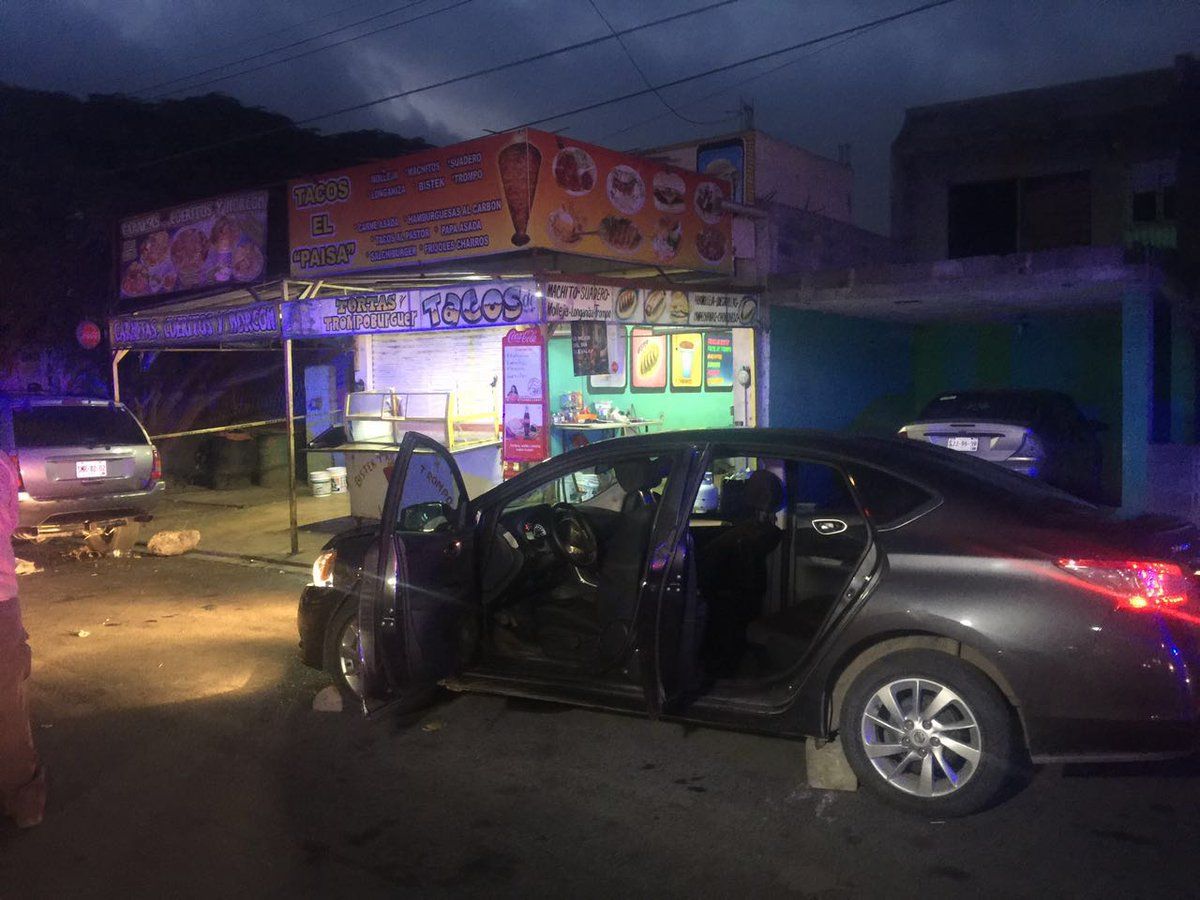 Taqueros ahuyentan asaltantes con un hacha