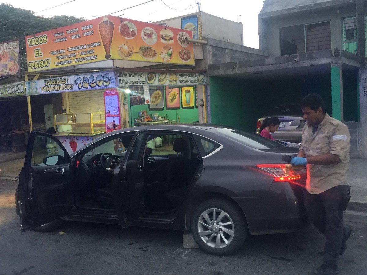 Taqueros ahuyentan asaltantes con un hacha - taqueria