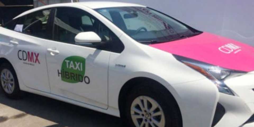 Revelan cromática y rótulos de taxis híbridos capitalinos