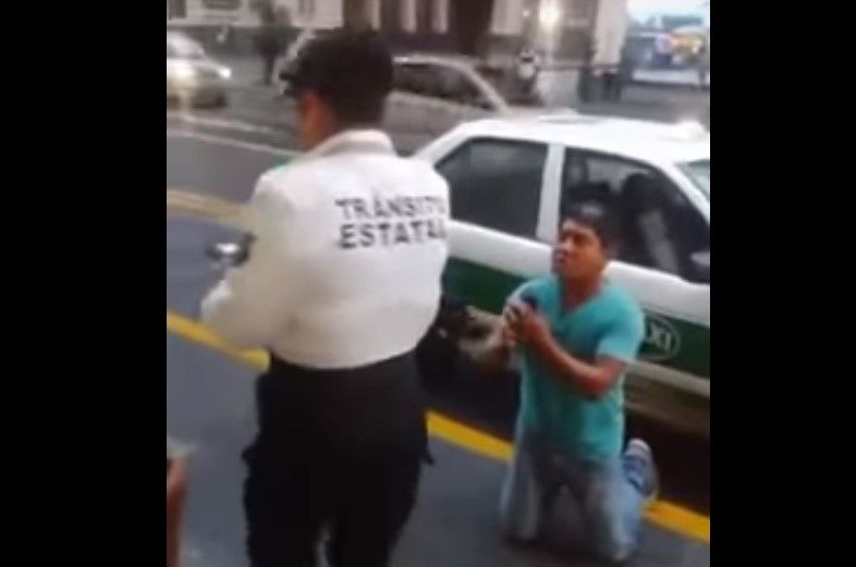 Video: taxista pide de rodillas que no lo multen