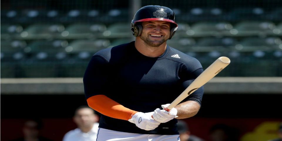 Tim Tebow mostró sus habilidades en el béisbol