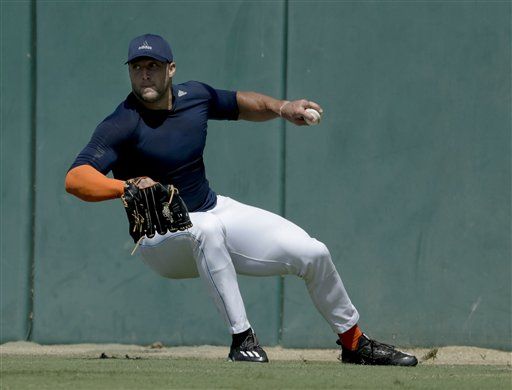 Tim Tebow mostró sus habilidades en el béisbol - tim-tebow