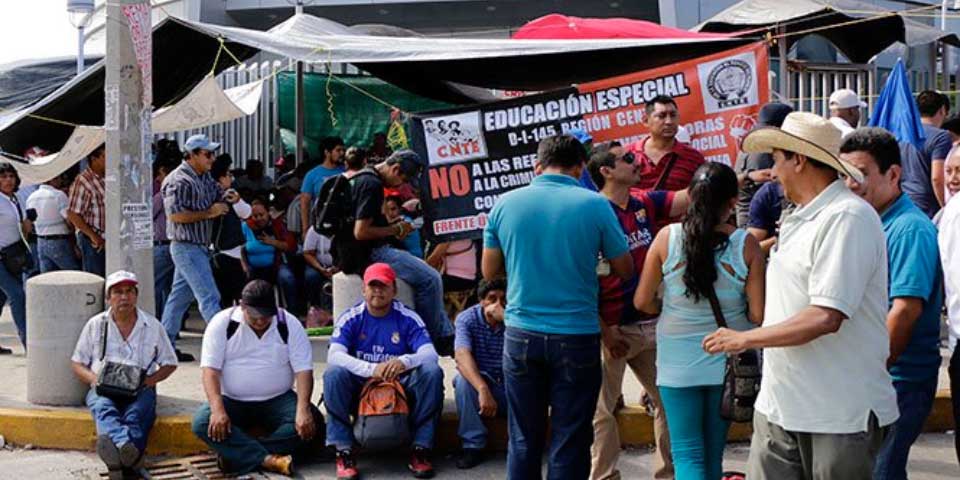 CNTE toma Torre Chiapas y humilla a presunto expolicía