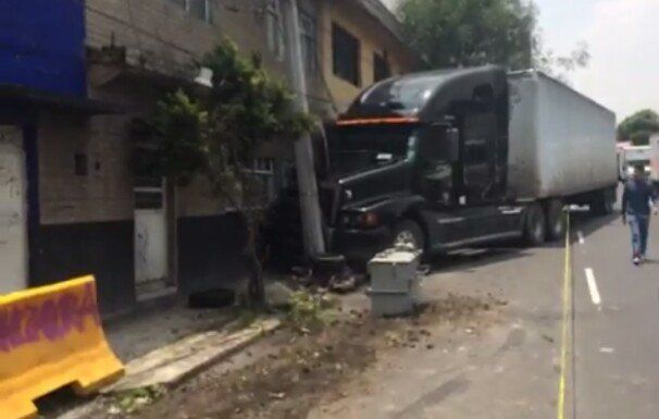 Tráiler se estrella en Constituyentes