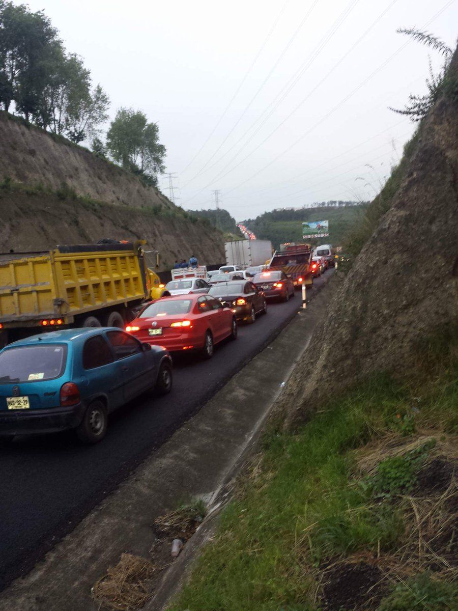 Tráiler impacta dos vehículos en autopista Chamapa-Lechería - trailer-lecheria