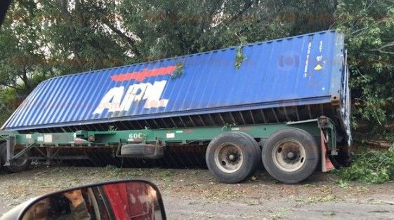 Vuelca tráiler en la carretera Morelia – Pátzcuaro
