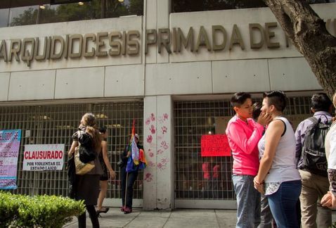 ‘Clausuran’ transexuales oficinas de la Arquidiócesis