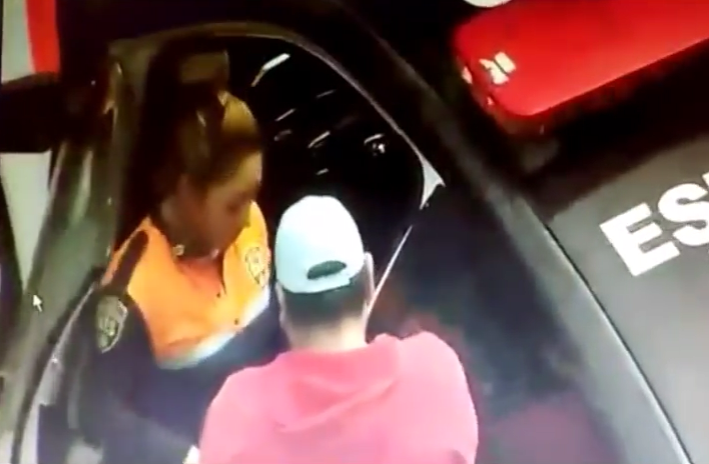 Video: policía recibe ‘mordida’ de conductor