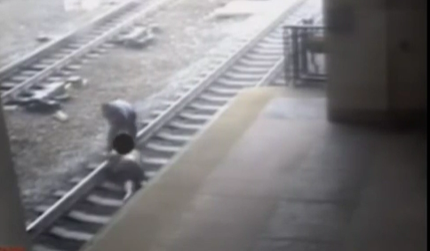 Policía salva a suicida de ser aplastado por un tren
