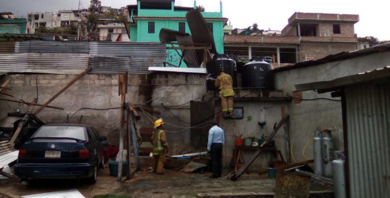 Video: tromba arranca techos de lámina en Chiapas - tromba-2