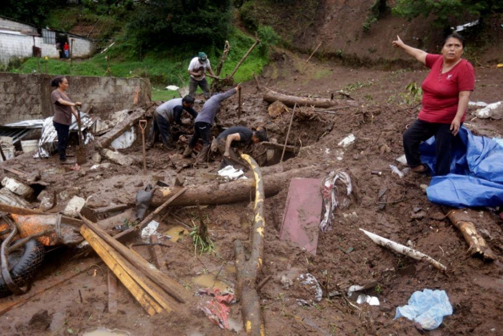 Rescatan a niña de tres años tras paso de Earl - tropical-storm-earl-mexico.jpg.size_.custom.crop_.1086x725-1024x684