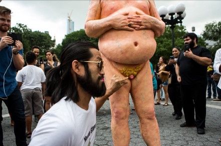Exhiben estatua de Trump desnudo en Nueva York - trump-6