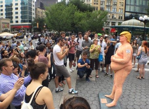 Exhiben estatua de Trump desnudo en Nueva York - trump-8